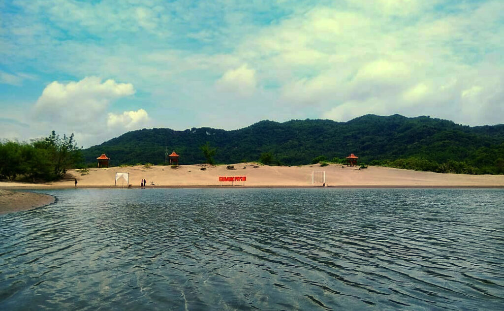 Gumuk Pasir Parangkusumo & Parangtritis: Keajaiban Alam yang Unik di Yogyakarta 4 Genangan air di Gumuk Pasir