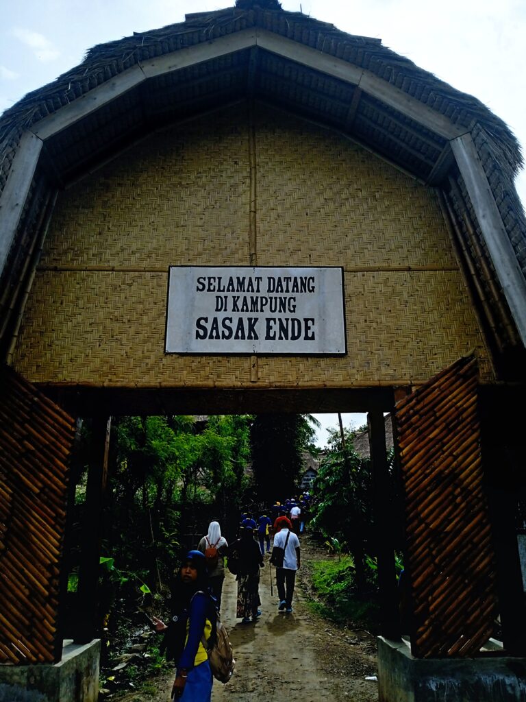 Desa Adat Sasak Ende: 6 Pengalaman Berharga Mengenal Budaya Sasak Lebih Dekat 14 Desa Adat Sasak Ende lokasi, sejarah Desa Adat Sasak Ende, budaya Desa Adat Sasak Ende, tradisi Desa Adat Sasak Ende, rumah adat Desa Adat Sasak Ende, kehidupan masyarakat Desa Adat Sasak Ende, keunikan Desa Adat Sasak Ende