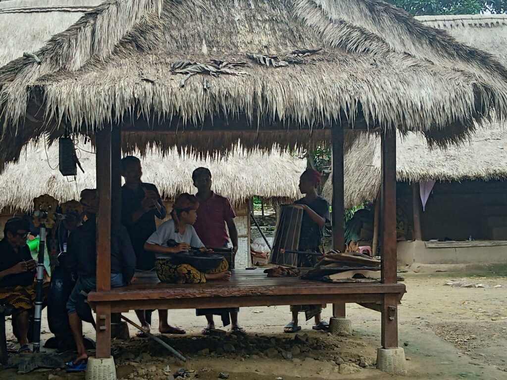Desa Adat Sasak Ende: 6 Pengalaman Berharga Mengenal Budaya Sasak Lebih Dekat 10 Desa Adat Sasak Ende lokasi, sejarah Desa Adat Sasak Ende, budaya Desa Adat Sasak Ende, tradisi Desa Adat Sasak Ende, rumah adat Desa Adat Sasak Ende, kehidupan masyarakat Desa Adat Sasak Ende, keunikan Desa Adat Sasak Ende