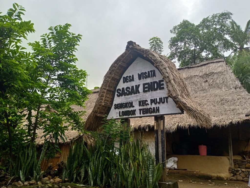 Desa Wisata Adat Sasak Ende